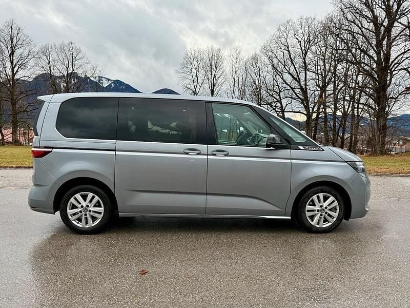 Gebraucht VW Multivan Style 150 PS (110 kW) 2023 Silber Van