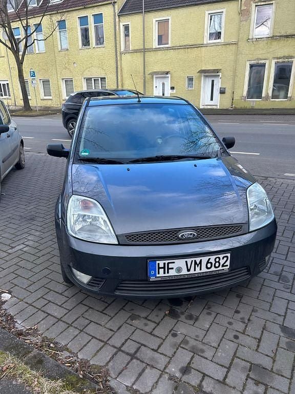 Grau Gebraucht 2003 Ford Fiesta Kleinwagen | 1.500 € (Fairer Preis) - Bild 1/4