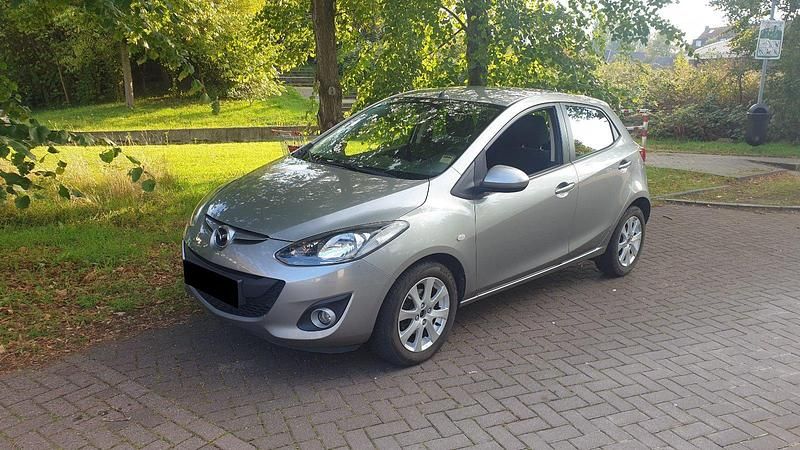 Grau Gebraucht 2011 Mazda 2 Kleinwagen | 4.250 € (Fairer Preis) - Bild 1/4
