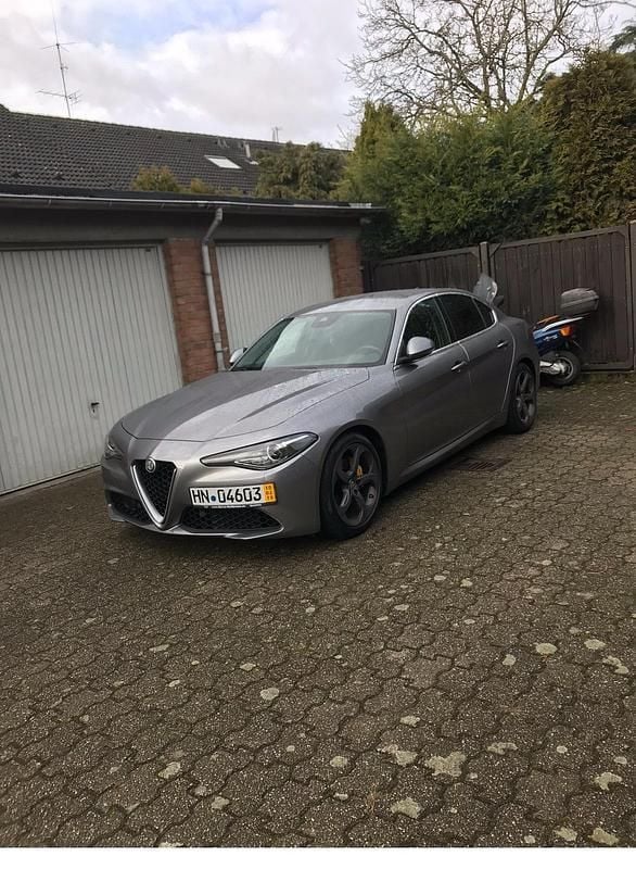 Grau Gebraucht 2017 Alfa Romeo Giulia Limousine | 16.950 € (Guter Preis) - Bild 1/4