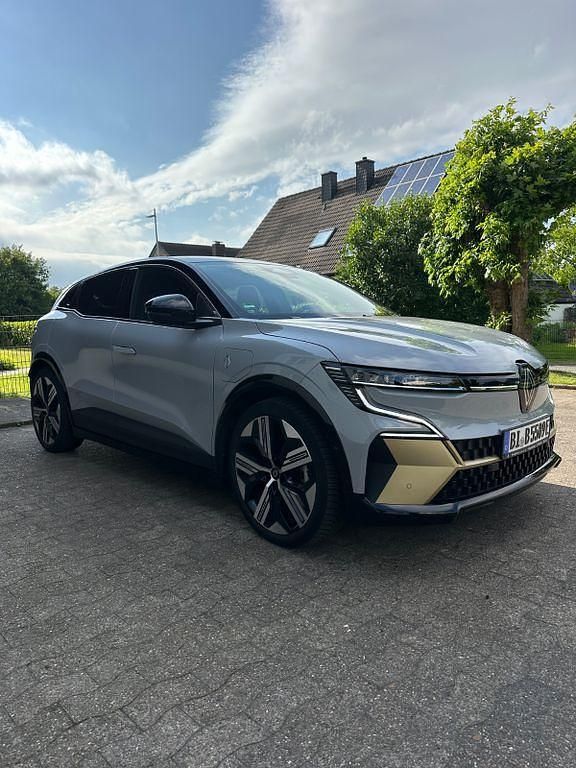 Grau Gebraucht 2022 Renault Mégane Iconic Limousine | 21.890 € (Fairer Preis) - Bild 1/3