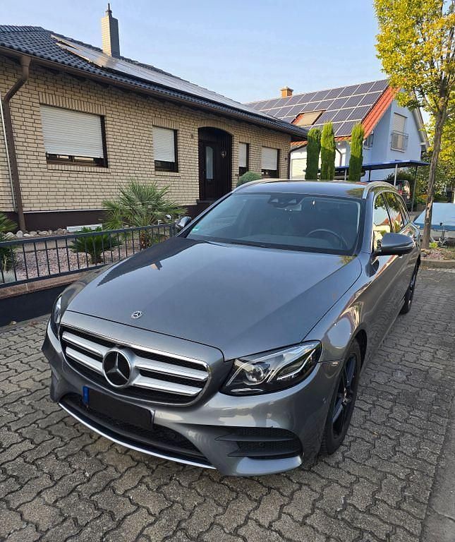 Grau Gebraucht 2018 Mercedes E200 AMG Limousine | 23.500 € (Superpreis) - Bild 1/4
