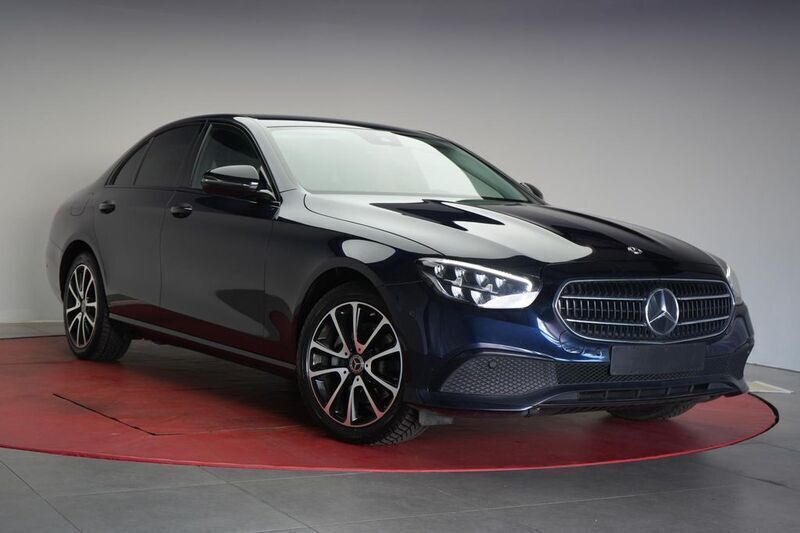 Blau Gebraucht 2022 Mercedes E220 Avantgarde Limousine | 35.450 € (Guter Preis) - Bild 1/4