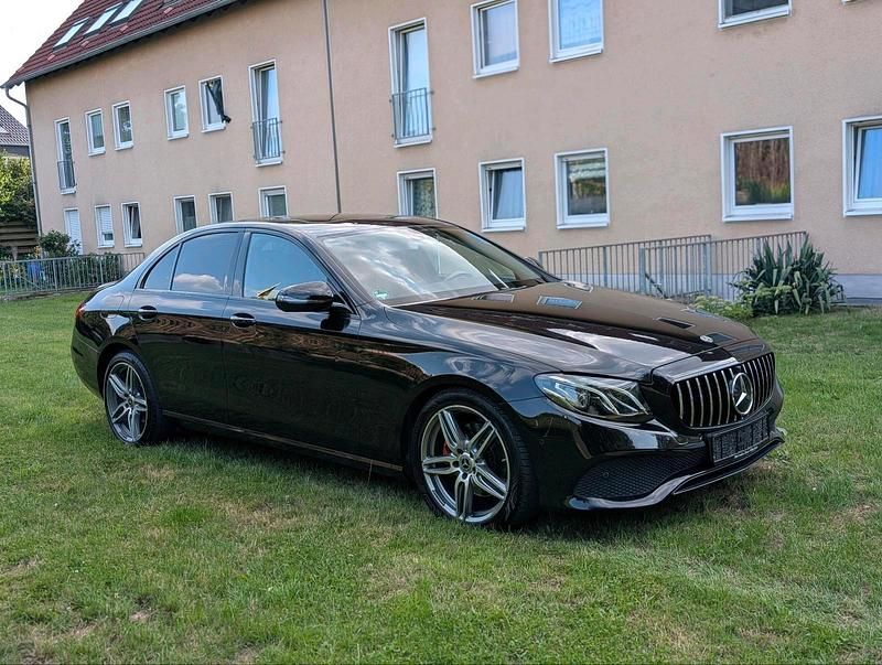Schwarz Gebraucht 2019 Mercedes E220 Limousine | 24.000 € (Superpreis) - Bild 1/4