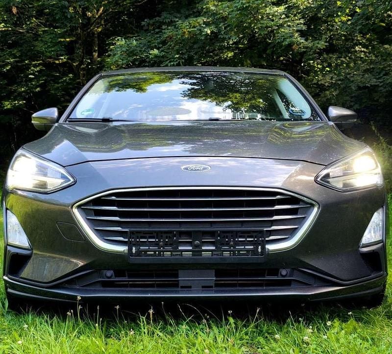 Grau Gebraucht 2018 Ford Focus Titanium Limousine | 14.500 € (Etwas zu teuer) - Bild 1/4