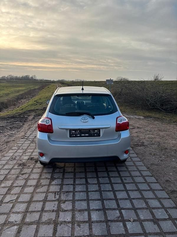 Gebraucht Toyota Auris 99 PS (72 kW) 2010 Silber Kleinwagen