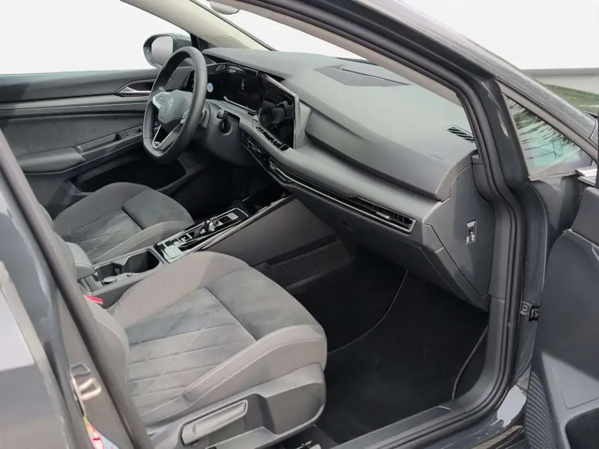 Gebraucht VW Golf VIII Style 150 PS (110 kW) 2024 Uranograu Kombi