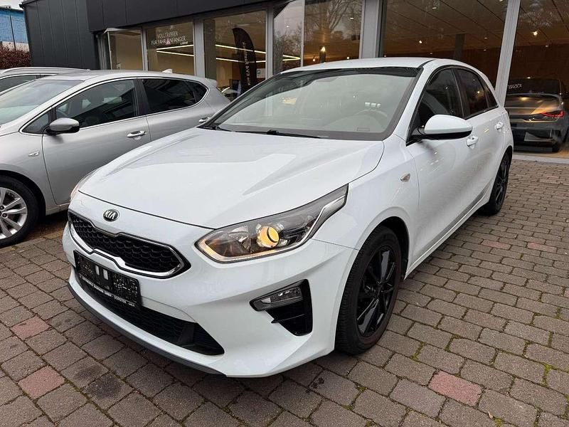 Weiß Gebraucht 2018 Kia Ceed Kleinwagen | 16.490 € (Etwas zu teuer) - Bild 1/4