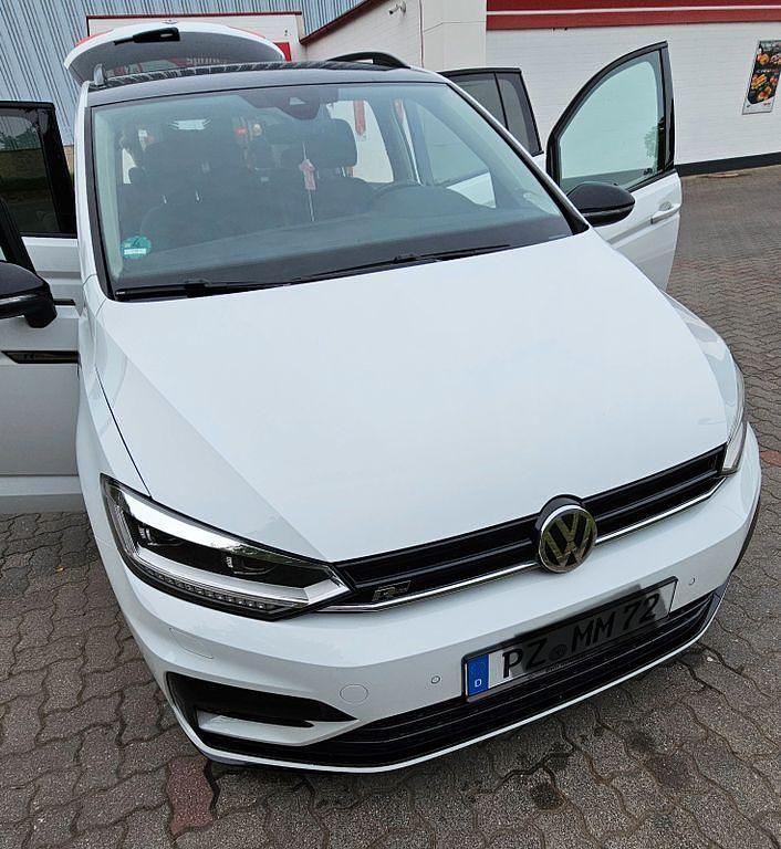 Weiß Gebraucht 2019 VW Touran Highline Van / Kleinbus | 22.000 € (Fairer Preis) - Bild 1/4