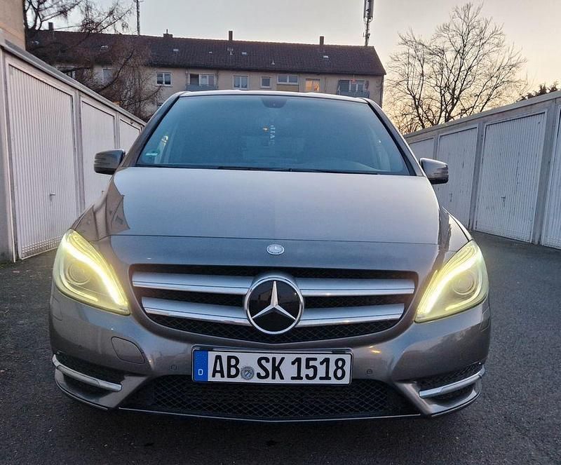 Gebraucht Mercedes B180 109 PS (80 kW) 2012 Grau Van / Kleinbus