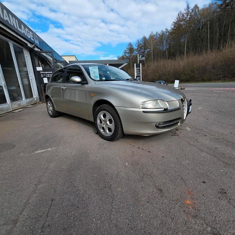 Gebraucht Alfa Romeo 147 115 PS (84 kW) 2004 Gold Kleinwagen