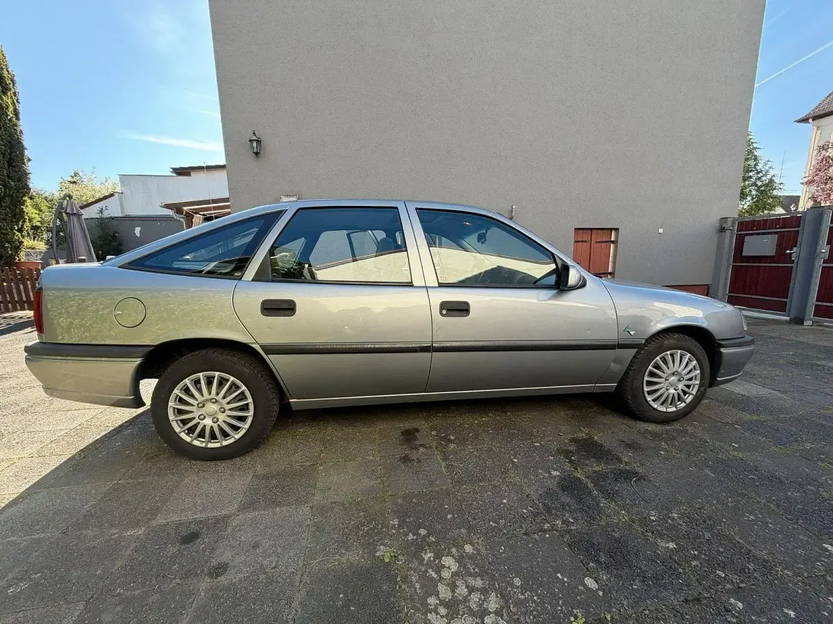 Gebraucht Opel Vectra Selection 71 PS (52 kW) 1995 Silber Limousine