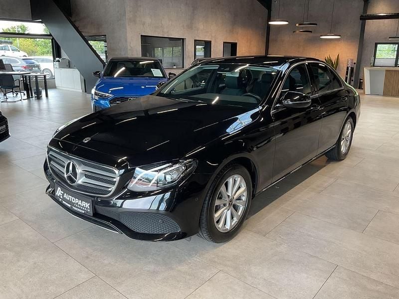 Schwarz Gebraucht 2018 Mercedes E250 Avantgarde Limousine | 25.980 € (Fairer Preis) - Bild 1/4