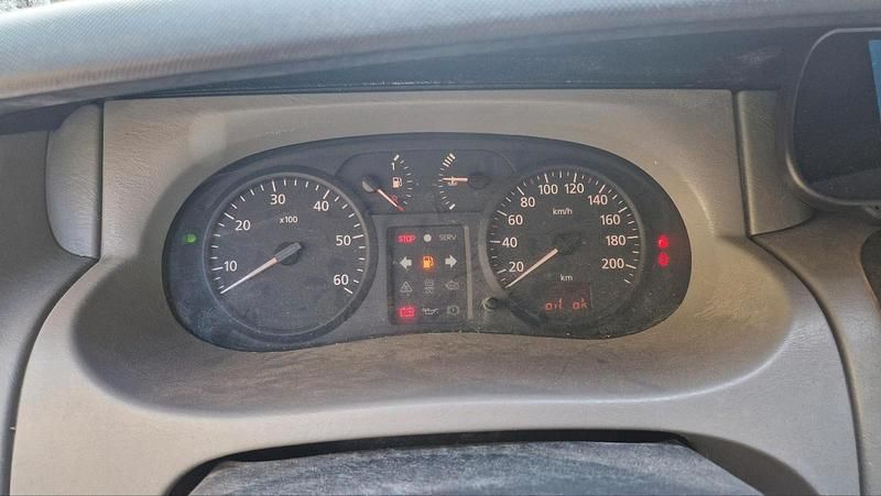 Gebraucht Renault Trafic 101 PS (74 kW) 2003 Weiß Van / Kleinbus