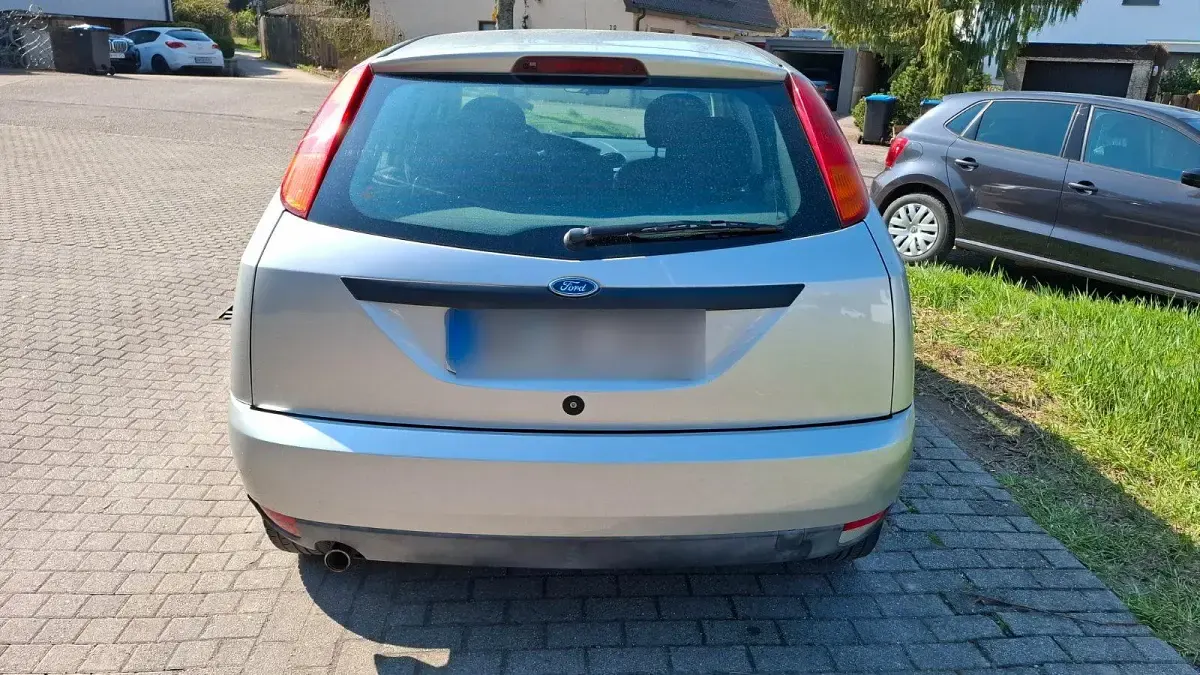 Używany Ford Focus 101 KM (74 kW) 2001 Srebrny Sedan/Limuzyna