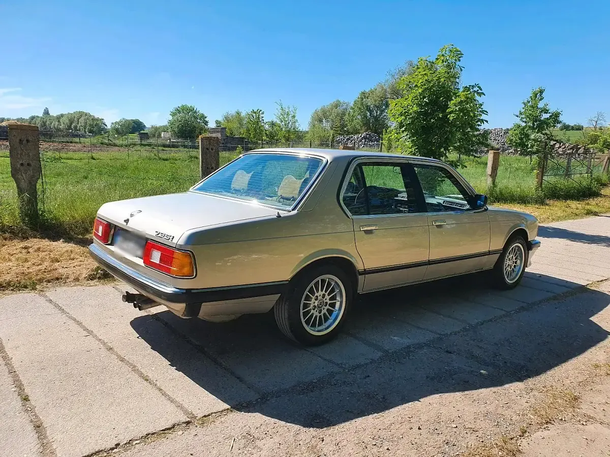 Gebraucht BMW 735 218 PS (160 kW) 1983 Gold Limousine