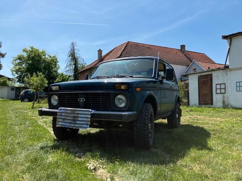Grün Gebraucht 2010 Lada niva SUV | 4.350 € - Bild 1/4
