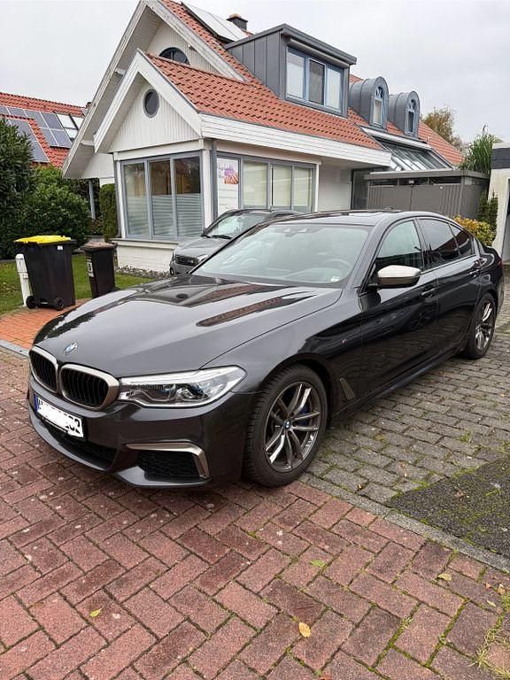 Grau Gebraucht 2020 BMW M550 Performance Limousine | 40.500 € (Fairer Preis) - Bild 1/4