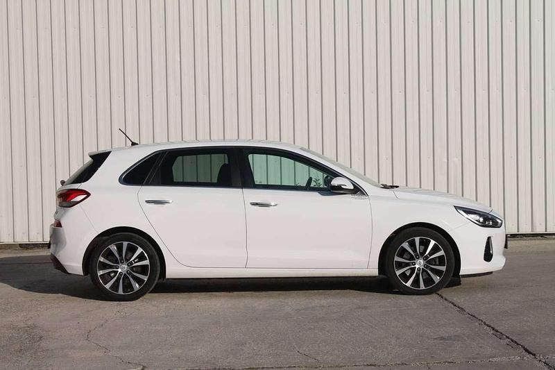 Gebraucht Hyundai i30 Trend 136 PS (100 kW) 2018 Weiß Limousine