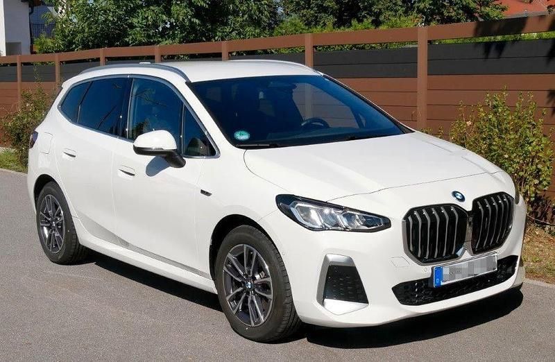 Weiß Gebraucht 2022 BMW 225 Active Tourer M Sport Van / Kleinbus | 34.400 € (Etwas zu teuer) - Bild 1/4