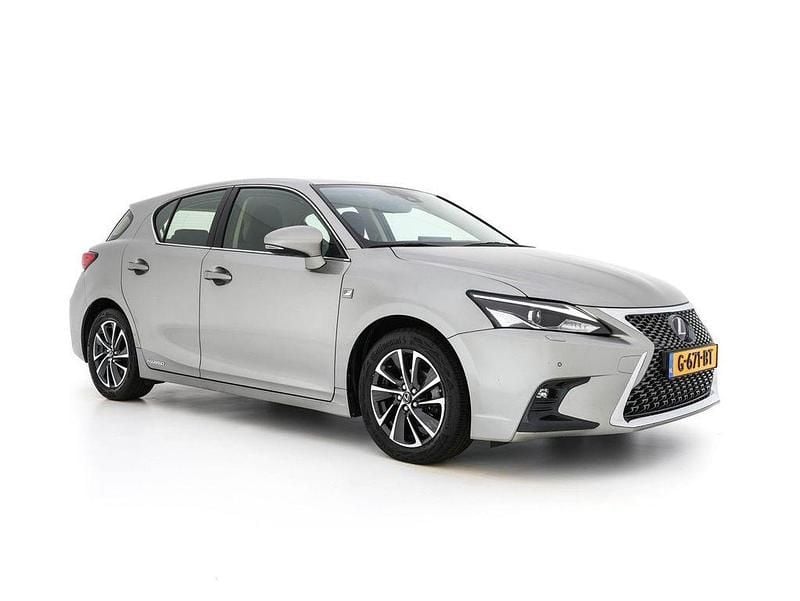 Grau Gebraucht 2019 Lexus CT200h Limousine | 14.945 € (Etwas zu teuer) - Bild 1/4