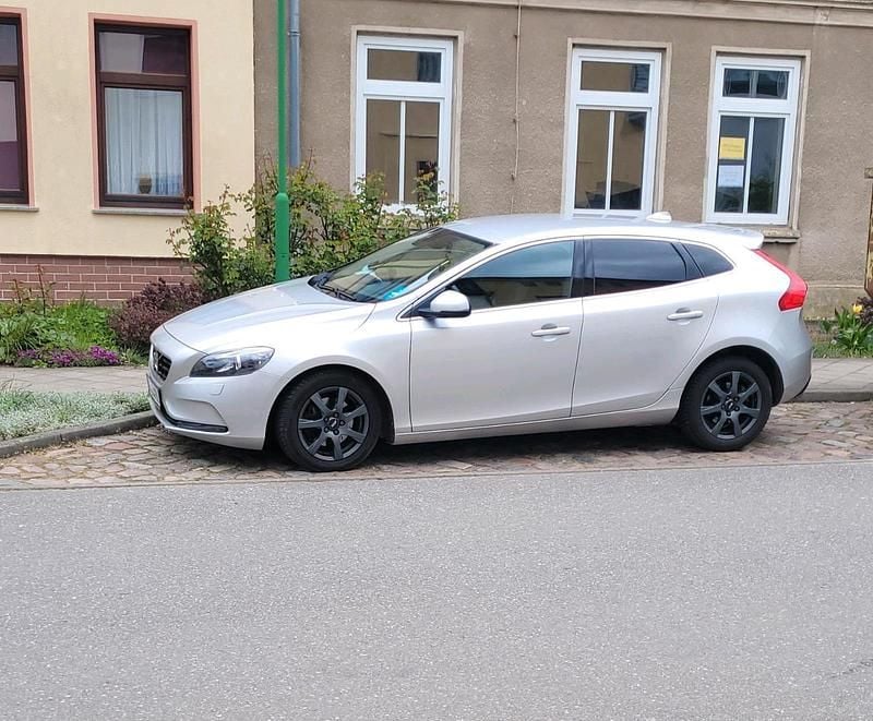 Silber Gebraucht 2016 Volvo V40 Momentum Limousine | 9.900 € (Guter Preis) - Bild 1/4