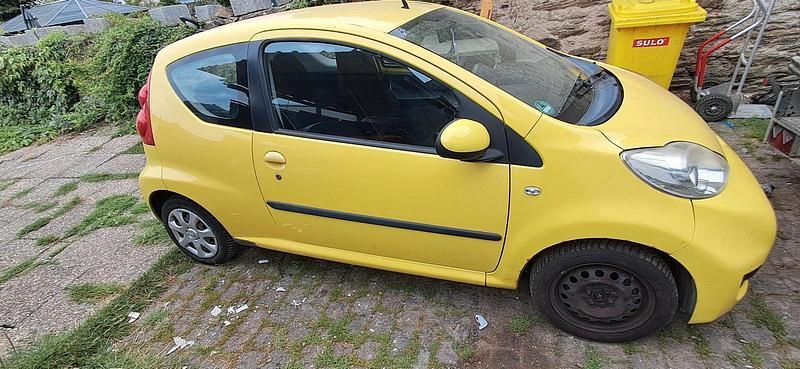 Gelb Gebraucht 2009 Peugeot 107 Kleinwagen | 1.200 € (Guter Preis) - Bild 1/4