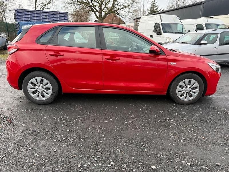 Gebraucht Hyundai i30 Pure 101 PS (74 kW) 2017 Rot Limousine