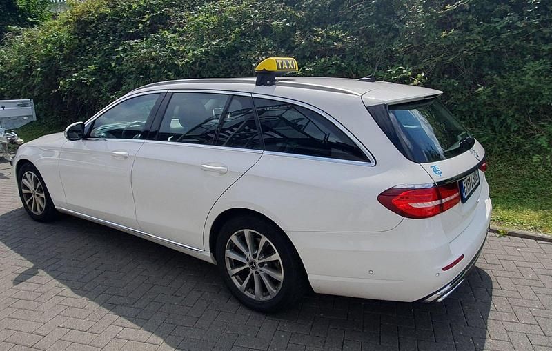Weiß Gebraucht 2018 Mercedes E220 Kombi | 13.000 € - Bild 1/4
