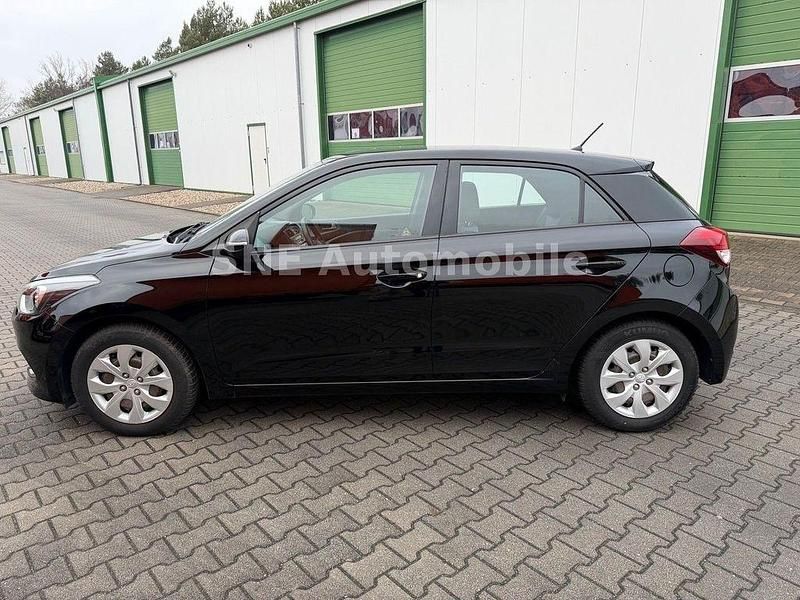 Gebraucht Hyundai i20 GO! 75 PS (55 kW) 2017 Schwarz Limousine