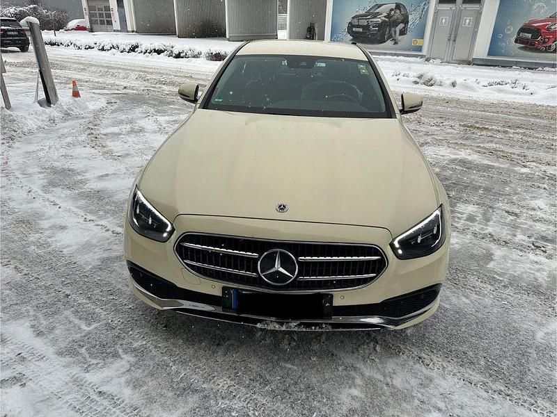 Gebraucht Mercedes E220 200 PS (147 kW) 2022 Schwarz Limousine