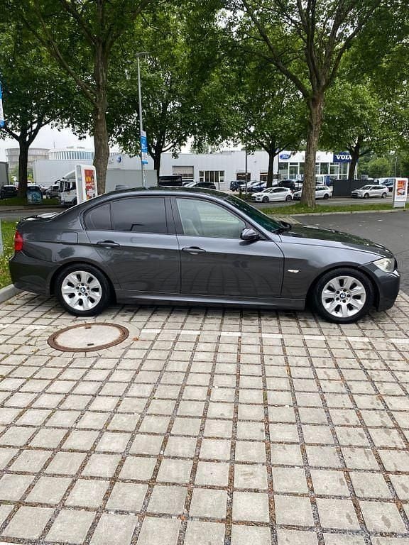 Grau Gebraucht 2006 BMW 325 Sport Line Limousine | 3.200 € (Superpreis) - Bild 1/4