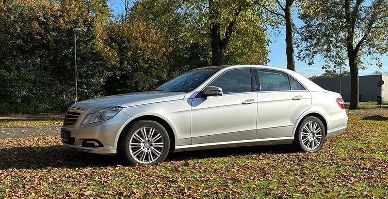 Silber Gebraucht 2010 Mercedes E350 Elegance Limousine | 15.500 € (Fairer Preis) - Bild 1/4