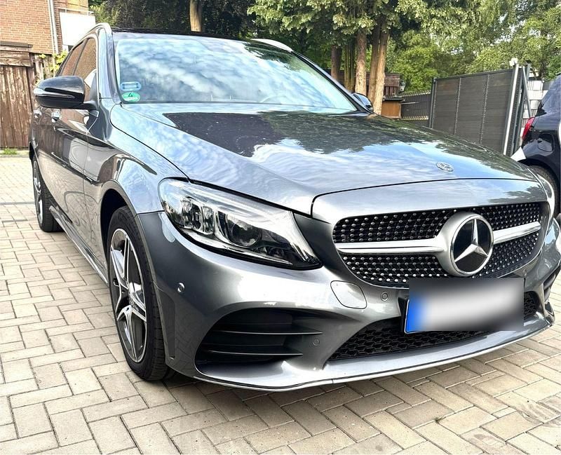 Grau Gebraucht 2020 Mercedes C300e AMG line Kombi | 26.000 € (Fairer Preis) - Bild 1/4