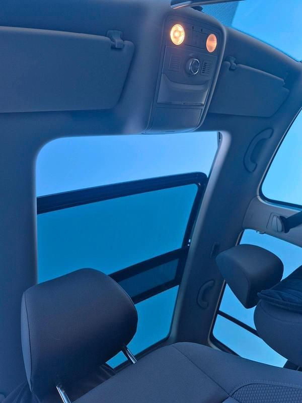 Blau Gebraucht 2011 VW Touran Van / Kleinbus | 12.800 € - Bild 1/4