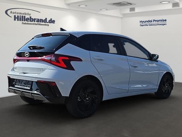 Neu Hyundai i20 Blackline 90 PS (66 kW) 2026 Weiss Kleinwagen