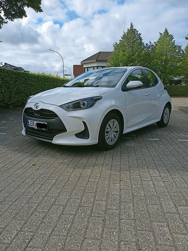 Weiß Gebraucht 2022 Toyota Yaris Comfort Limousine | 13.900 € (Guter Preis) - Bild 1/4