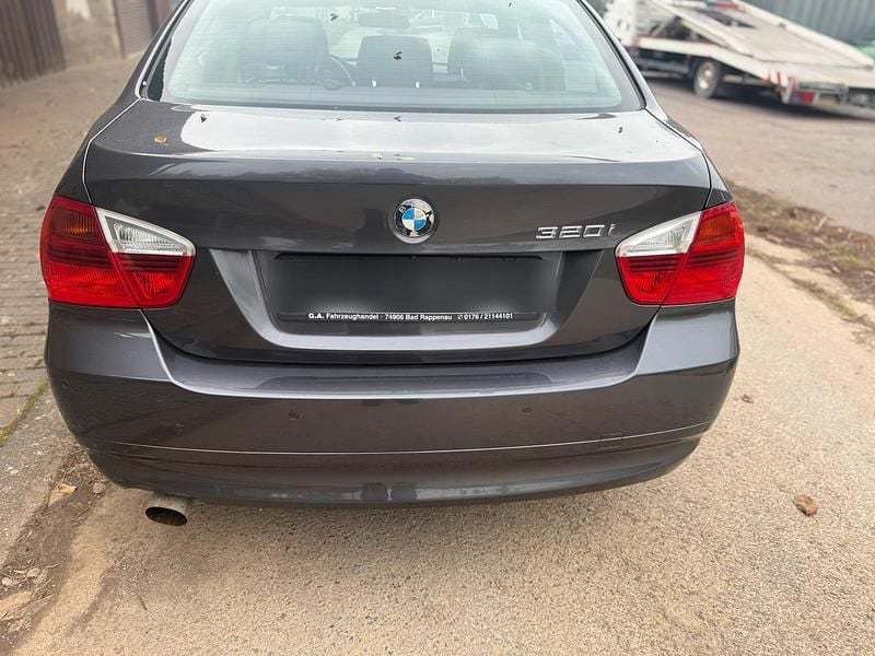Grau Gebraucht 2005 BMW 320 Limousine | 2.650 € (Superpreis) - Bild 1/4