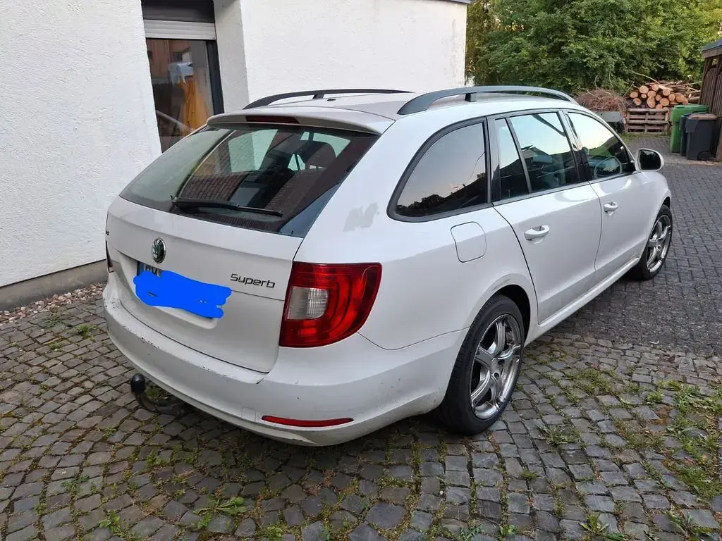 Gebraucht Skoda Superb 140 PS (102 kW) 2011 Weiß Kombi