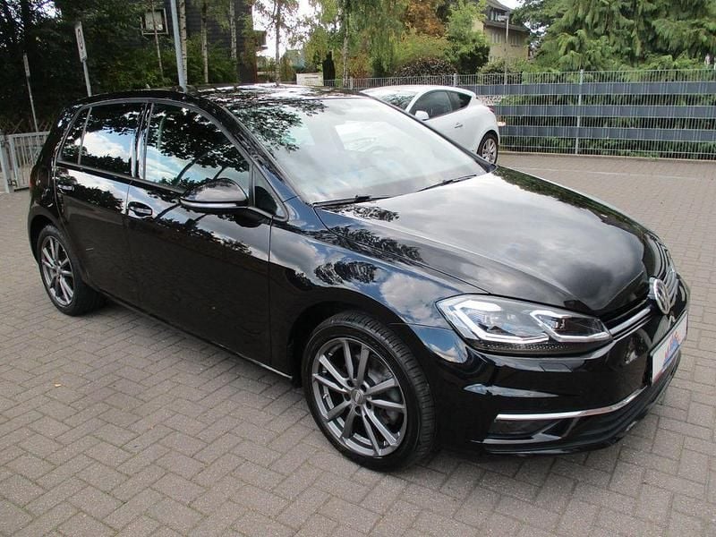 Deep black Gebraucht 2019 VW Golf VII Highline Limousine | 16.750 € (Guter Preis) - Bild 1/4