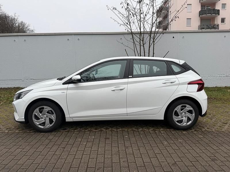 Gebraucht Hyundai i20 101 PS (74 kW) 2021 Weiß Kleinwagen