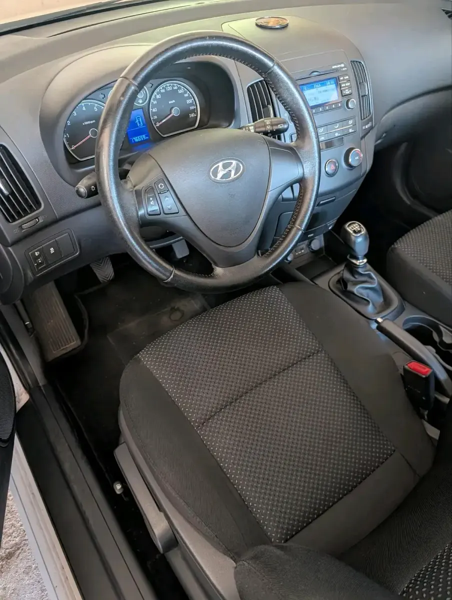 Gebraucht Hyundai i30 109 PS (80 kW) 2012 Weiß Limousine