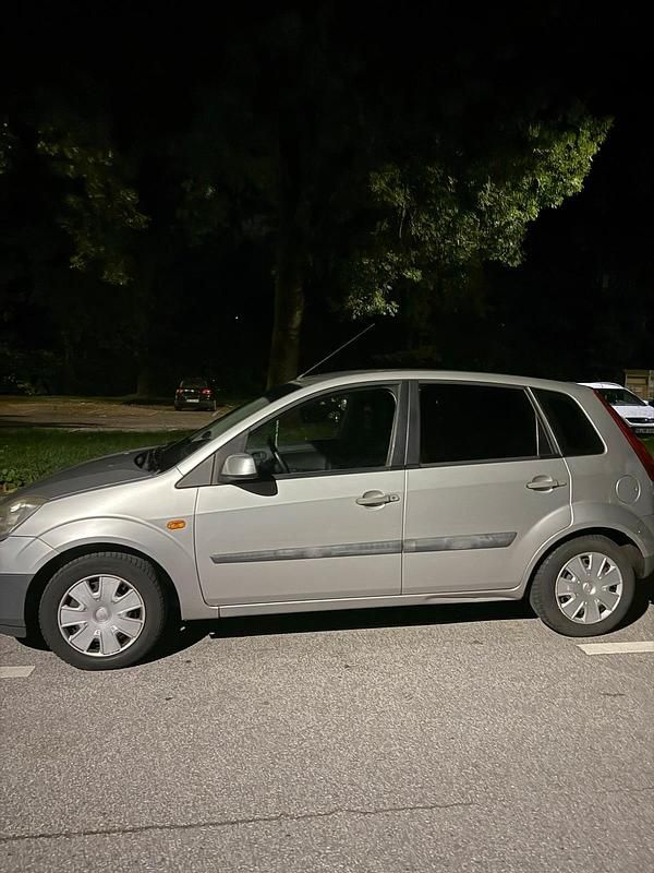 Gebraucht Ford Fiesta 69 PS (50 kW) 2006 Silber Kleinwagen