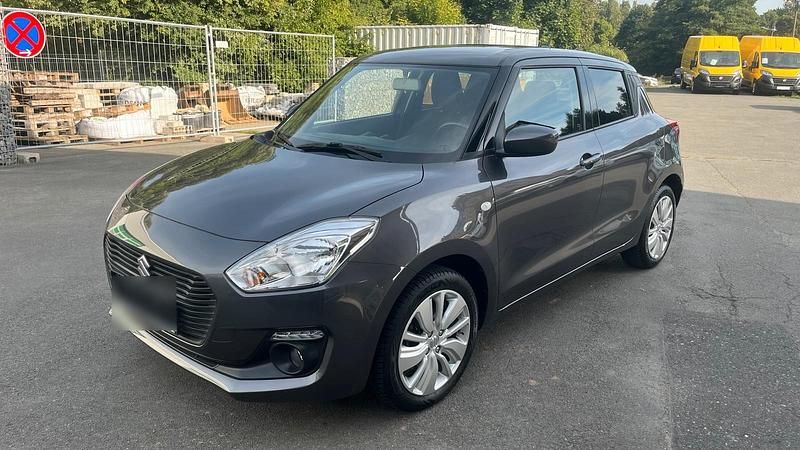 Grau Gebraucht 2020 Suzuki Swift Comfort Kleinwagen | 13.399 € (Fairer Preis) - Bild 1/4