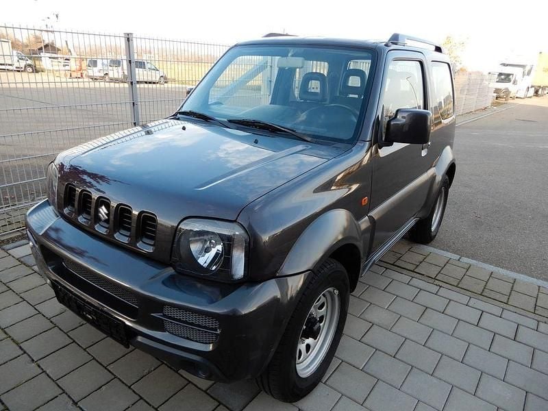 Grau Gebraucht 2010 Suzuki Jimny Club SUV | 7.980 € (Guter Preis) - Bild 1/4