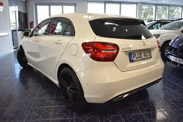 Gebraucht Mercedes A200 156 PS (114 kW) 2016 Calcitweiss  unilack Limousine