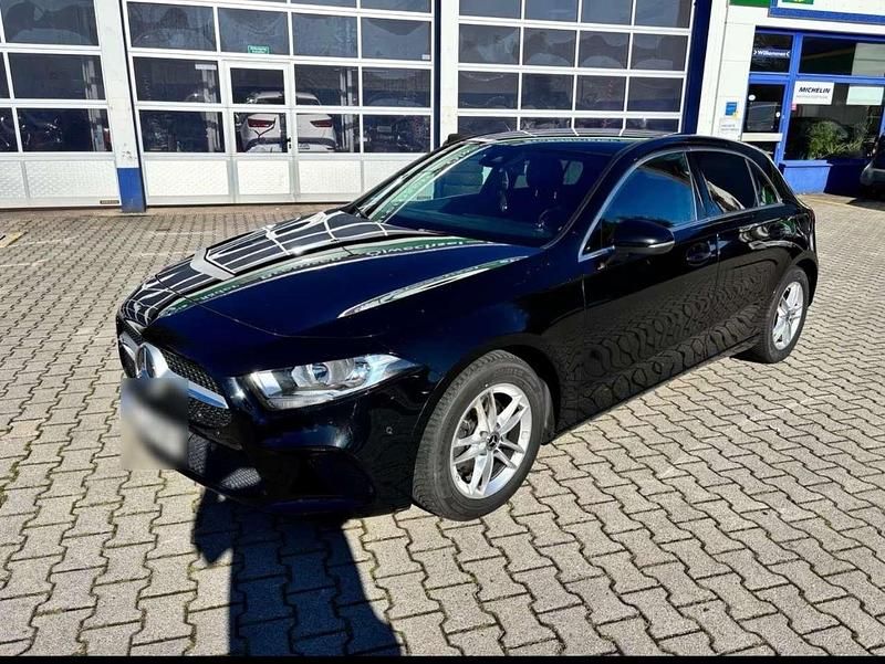 Gebraucht Mercedes A180 116 PS (85 kW) 2019 Schwarz Limousine