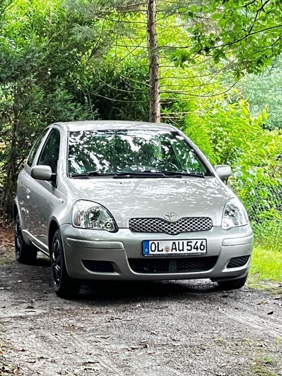 Grau Gebraucht 2004 Toyota Yaris Limousine | 1.100 € (Fairer Preis) - Bild 1/4