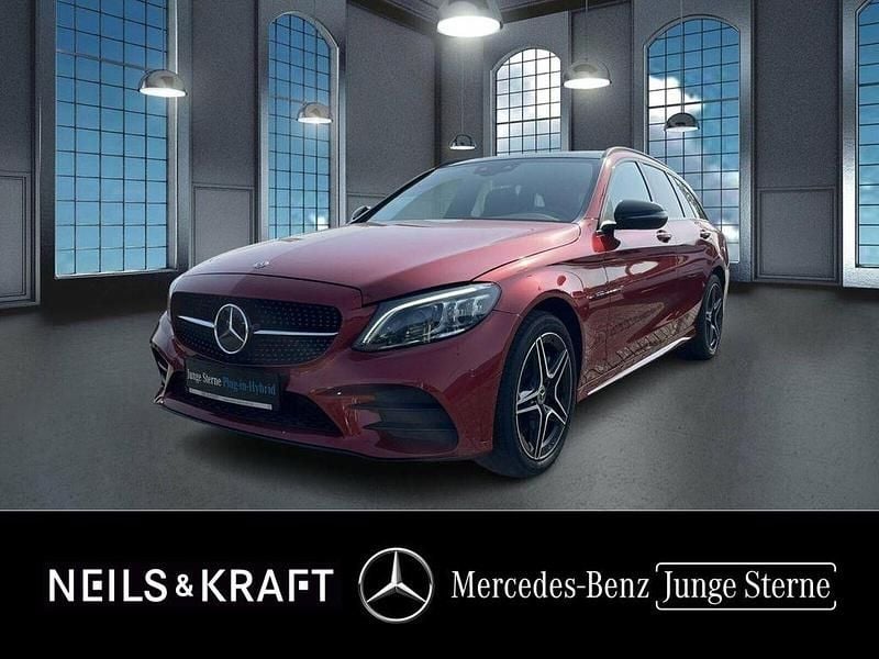 Rot Gebraucht 2021 Mercedes C300e AMG Limousine | 31.450 € (Fairer Preis) - Bild 1/4