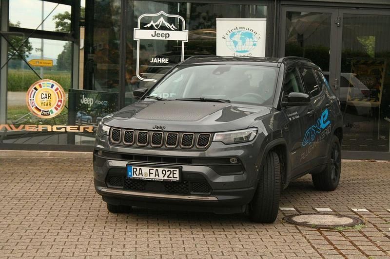 Grau Gebraucht 2023 Jeep Compass SUV | 33.890 € (Etwas zu teuer) - Bild 1/4